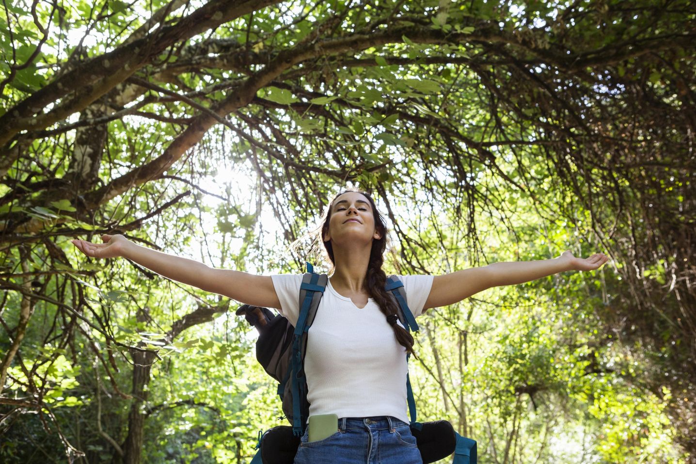 Mujer en la naturaleza emprendiendo